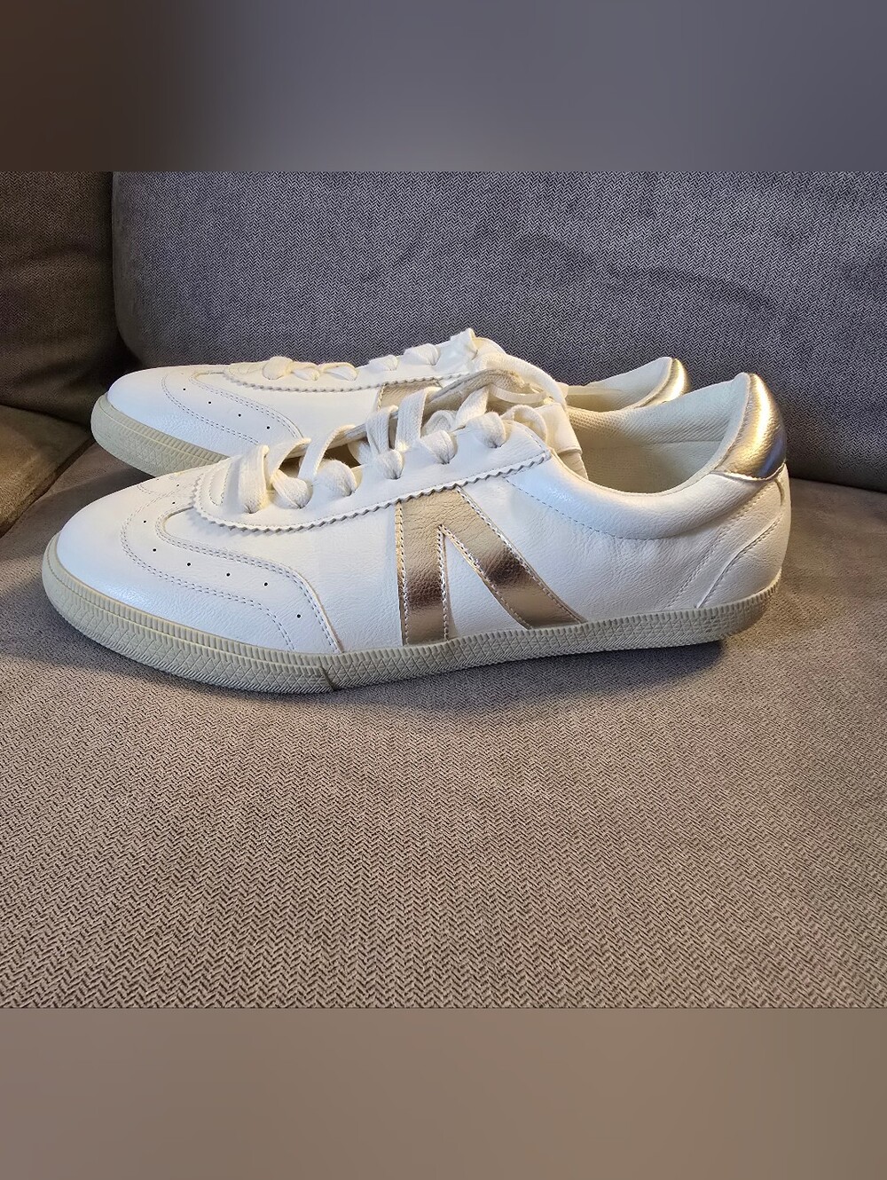 NWOB Mia White Sneakers with Metallic Accent - 9.5
